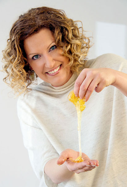 Gabriele Kallinger mit Sugaring-Paste